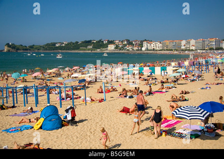 Strand-Szene in der Bucht bei Saint Jean de Luz Pyrenäen Atlantiques französischen baskischen Land Südwest-Frankreich Stockfoto