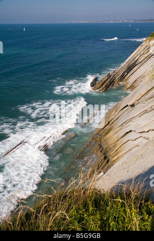 Steilküste in der Bucht bei Saint Jean de Luz Pyrenäen Atlantiques französischen baskischen Land Südwest-Frankreich Stockfoto