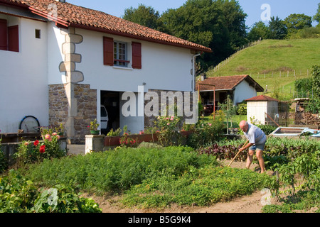 Baskische Mann im Garten in das Dorf von Sare Pyrenäen Atlantiques französischen baskischen Südwest-Frankreich Stockfoto