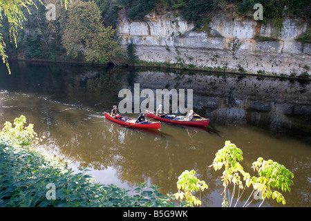 Kanuten auf Kanus auf Vézère Fluss, St Leon, Perigord Dordogne Frankreich Horizontal 87197 Canoe Vézère Stockfoto