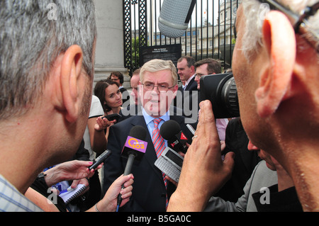 Eamon Gilmore Führer der Irish Labour Party außerhalb der Regierung Bldgs Dublin Irland am Tag, die, den Sarkozy besucht Stockfoto