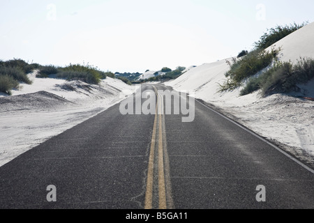 Straße durch White Sands National Monument in New Mexico, USA Stockfoto