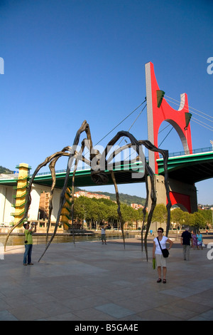 Große Spinne Skulptur Maman von Louise Bourgeois vor dem Guggenheim-Museum in Bilbao Vizcaya Nordspanien Stockfoto