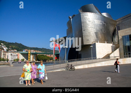 Besucher vor dem Guggenheim-Museum in der Stadt Bilbao Vizcaya Baskenland Nordspanien Stockfoto