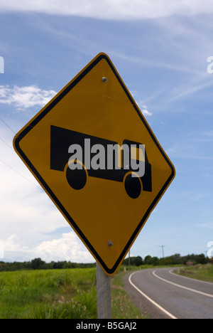 Eine gelbe Warnschild Treiber auf das Vorhandensein von Lastkraftwagen im Bereich Alarmierung