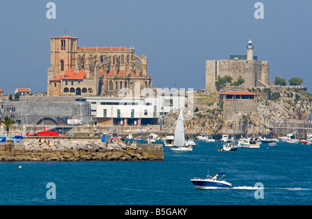 Gotische Kirche Santa Maria und Schloss Leuchtturm in den Hafen von Castro Urdiales Kantabrien Nordspanien Stockfoto