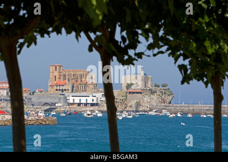 Kirche von Santa Maria und Schloss Leuchtturm im Hafen von Castro Urdiales Kantabrien Nordspanien Stockfoto