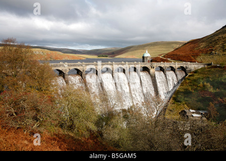 Craig Goch dam überfüllt mit Wasser in der Elan-Tal. Stockfoto