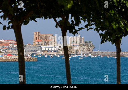 Kirche von Santa Maria und Schloss Leuchtturm im Hafen von Castro Urdiales Kantabrien Nordspanien Stockfoto