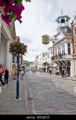 Eine sehr ruhige Guildford High Street zeigt die berühmte Uhr Stockfoto