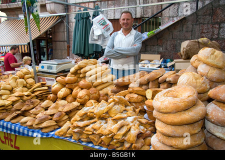 Anbieter verkaufen Brot und Backwaren auf einem freien Markt in der Stadt von Cangas de Onis Asturien Nordspanien Stockfoto