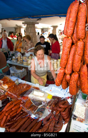 Anbieter verkaufen Käse und Fleisch auf einem freien Markt in der Stadt von Cangas de Onis Asturien Nordspanien Stockfoto