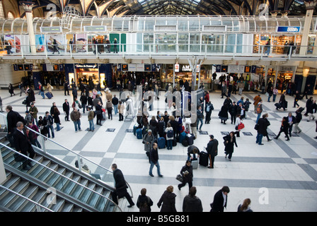 Liverpool Street Station im morgendlichen Berufsverkehr Stockfoto