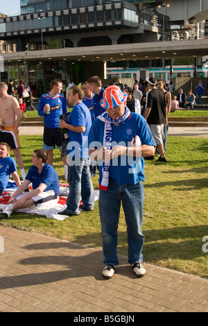 Schottische Rangers-Fans versammeln sich auf Piccadilly Gardens in Manchester vor dem UEFA-Cup 2008 Stockfoto