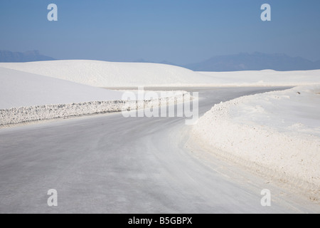 Straße durch White Sands National Monument in New Mexico, USA Stockfoto