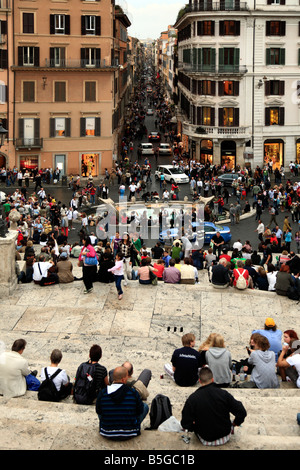 Sehen Sie die spanische Treppe, der Fontana della Barcaccia und der Via Condotti Piazza di Spagna Rom Italien Stockfoto