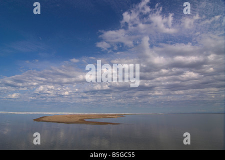 Wolkendecke über einer vorgelagerten Insel in der Beaufortsee Stockfoto