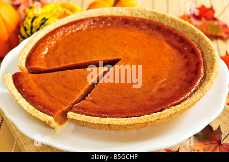 Gesamte Kürbiskuchen mit einer Scheibe ausschneiden Stockfoto