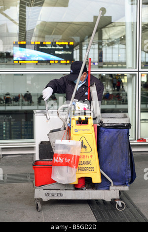 Ein sauberer arbeiten am Flughafen Chek Lap Kok in Hongkong, China Stockfoto