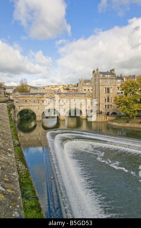 Pulteney Brücke und Wehr, Fluss Avon, Bath, Somerset, England, UK Stockfoto