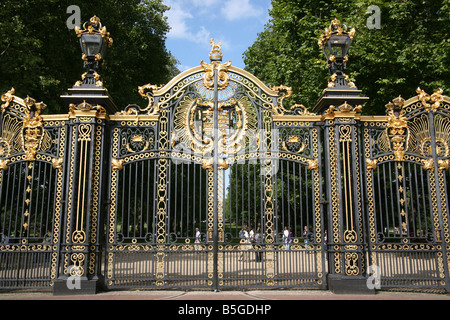 Dekorative Tore zum St James Park in der Nähe von Buckingham Palace London Stockfoto