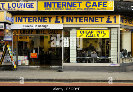 Internet-Cafe auf Charing Cross Road London UK Stockfoto