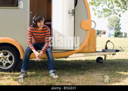 Deutschland, Leipzig, Ammelshainer, siehe Jüngling Kopfhörer anhören Stockfoto