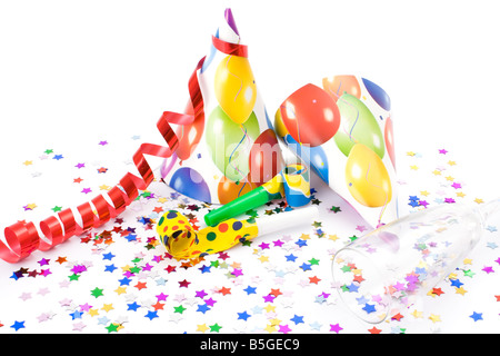 Partyhüte, Hörner oder Pfeifen und Confettis auf weißem Hintergrund. Stockfoto