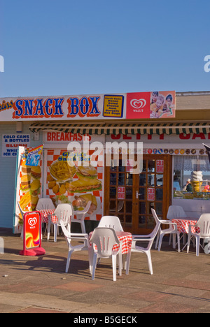 Approbiertes Snack Box Café verkaufen Eis und warmen und kalten Speisen trinken entlang der Strandpromenade in Great Yarmouth Norfolk Uk Stockfoto