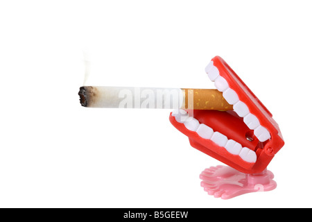 Klappern der Zähne mit Zigarette im Mund Ausschnitt auf weißem Hintergrund Stockfoto