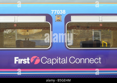 Die Seite von einem Zug Wagen mit der First Capital Connect trainieren Firmenlogo und Farbgebung sehr prominent. Stockfoto