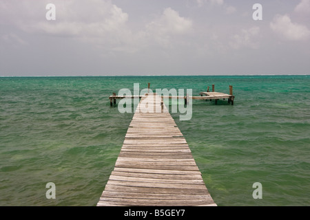 CAYE CAULKER BELIZE hölzerne Dock und das Karibische Meer Stockfoto