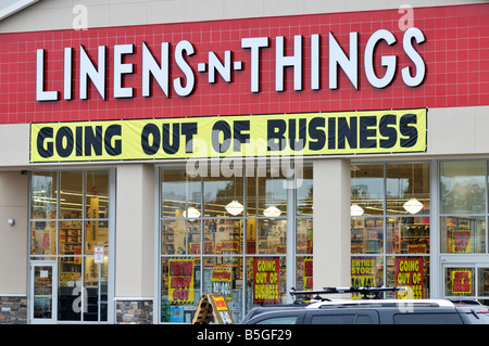 Exterieur der Bettwäsche n Dinge-Retail-Store going out of Business-Konkurs Verkauf. Stockfoto