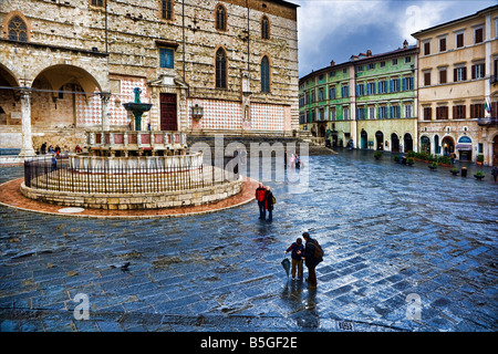 Zentraler Platz von Perugia, Umbrien, Italien an einem regnerischen Tag Stockfoto