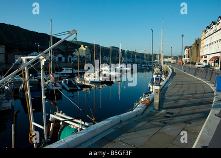 Douglas Marina und North Quay mit kleinen Booten in ruhigem Wasser Stockfoto