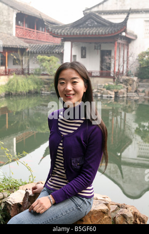 Porträt einer jungen chinesischen Frau, Suzhou, China Stockfoto