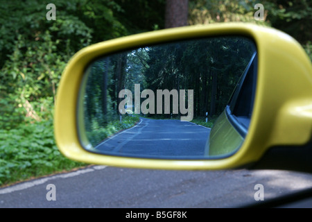 Äußere Spiegel der hinteren Ansicht mit ländlichen Wälder Stockfoto