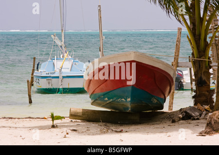 CAYE CAULKER BELIZE Boote und Strand Stockfoto