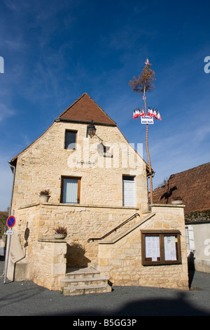 Mairie in Fanlac Dordogne Frankreich. Vertikale 87186 Mur Clocher Fanlac Stockfoto