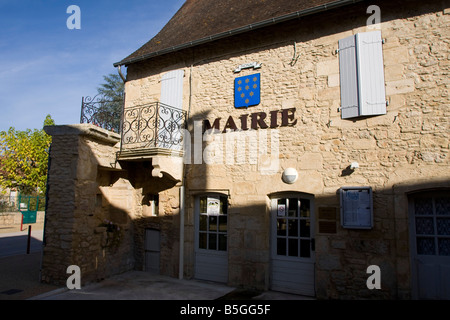 Mairie in Fanlac Dordogne Frankreich. Blauer Himmel Horizontal 87189 Mur Clocher Fanlac Stockfoto