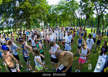 Eine große Gruppe von Menschen warten seit Jahresbeginn eine Xterra Trail-Lauf Stockfoto