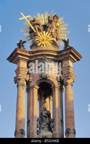 Pestsäule, vergoldeter Sonnenstoß, auf dem Namesti Sv Trojice (Platz der Heiligen Dreifaltigkeit) in Banska Stiavnica, Slowakei Stockfoto