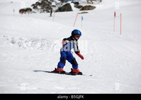 Sechs Jahre alten Mädchen lernen Ski Charlotte Pass Ski Resort Snowy Mountains, New South Wales Australien Stockfoto