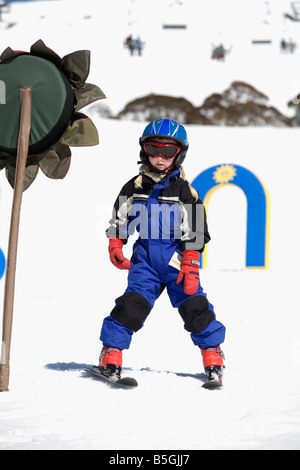 Sechs Jahre alten Mädchen lernen Ski Charlotte Pass Ski Resort Snowy Mountains, New South Wales Australien Stockfoto