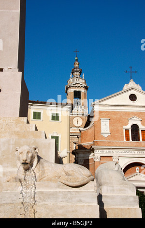 Detail des Löwen Obelisk Brunnen im 14. Jahrhundert die schönen historischen ummauerten Hilltown von Jesi in Le Marche, Italien Stockfoto