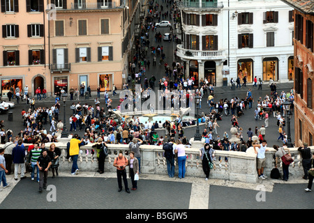 Sehen Sie die spanische Treppe, der Fontana della Barcaccia und der Via Condotti Piazza di Spagna Rom Italien Stockfoto