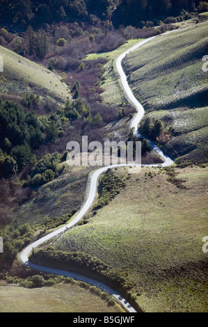 Luftaufnahme über Serpentinen in den Bergen von San Mateo county in Kalifornien Stockfoto