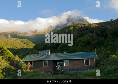 Die Holly Hütte und Mount Taranaki, Egmont National Park, North Island, Neuseeland Stockfoto