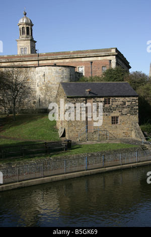 City of York, England. Die Gärten und die Mühle von York Castle Museum mit dem Museum im Hintergrund. Stockfoto