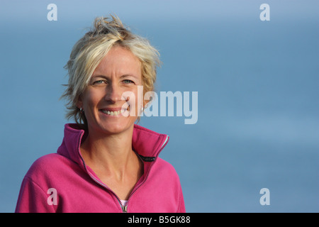 Porträt einer jungen blonden Frau im Freien. Stockfoto